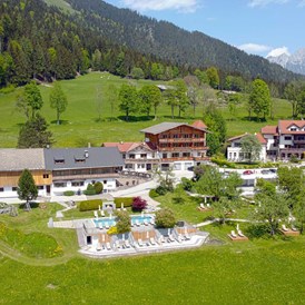 Frühstückspension: Mitten im Grünen und fernab der großen Städte liegt das Landhaus Ager und Haupthaus Hotel AlpenSchlössl auf einer malerischen Hochebene in Söll am Wilden Kaiser in Tirol. Umgeben von unberührter Natur und umrahmt von sonnenbeschienen Wiesen und stillen Wäldern ist unser familiengeführtes 4- Sterne-Hotel ein Refugium der Ruhe inmitten der Tiroler Bergwelt. Die hervorragende Lage macht unser Haus einzigartig. In welche Richtung man auch schaut, immer staunt man über ein phänomenales Bergpanorama! Hotel AlpenSchlössl und Landhaus Ager befinden sich direkt nebeneinander. Abgerundet wird dieses Bild alpiner Idylle mit dem traditionellen Agerhof und unserem romantischen Schlösslgarten. - Landhaus Ager