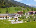 Frühstückspension: Mitten im Grünen und fernab der großen Städte liegt das Landhaus Ager und Haupthaus Hotel AlpenSchlössl auf einer malerischen Hochebene in Söll am Wilden Kaiser in Tirol. Umgeben von unberührter Natur und umrahmt von sonnenbeschienen Wiesen und stillen Wäldern ist unser familiengeführtes 4- Sterne-Hotel ein Refugium der Ruhe inmitten der Tiroler Bergwelt. Die hervorragende Lage macht unser Haus einzigartig. In welche Richtung man auch schaut, immer staunt man über ein phänomenales Bergpanorama! Hotel AlpenSchlössl und Landhaus Ager befinden sich direkt nebeneinander. Abgerundet wird dieses Bild alpiner Idylle mit dem traditionellen Agerhof und unserem romantischen Schlösslgarten. - Landhaus Ager