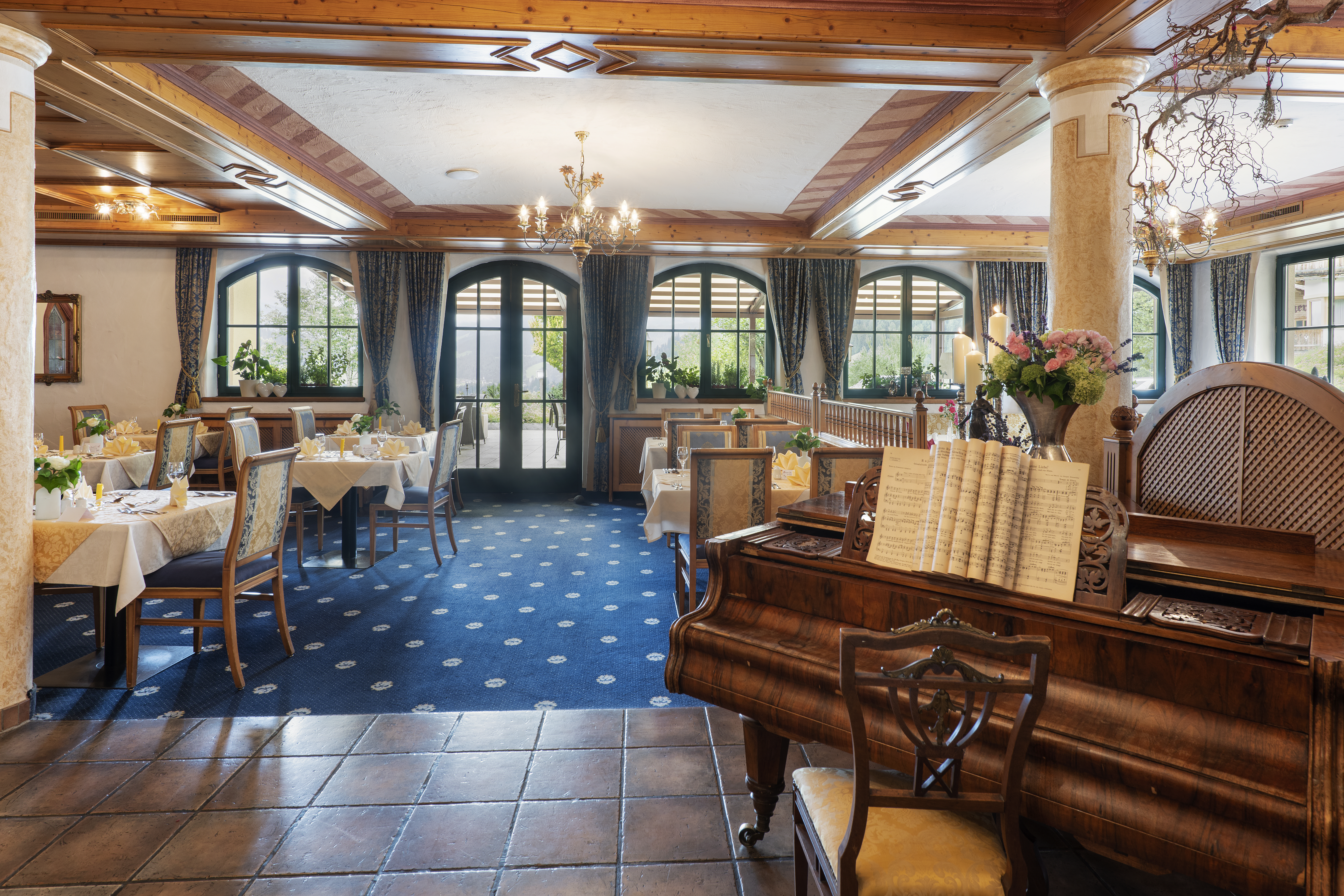 Frühstückspension: Vom frühen Morgen bis zum späten Abend sollen Sie im Landhaus Ager und Haupthaus Hotel AlpenSchlössl in Söll am Wilden Kaiser genießen: Wir verwöhnen kaiserlich mit unserer 3/4 Verwöhnpension, die wir speziell an die Bedürfnisse aktiver Genießer angepasst haben. Sie starten mit einem leckeren Frühstück in den Tag, das Sie entweder in unserem Restaurant oder auf der Sonnenterasse genießen. So gestärkt, erkunden Sie die Umgebung bei einer Wanderung, auf dem Mountain-Bike oder beim Wintersport. Nach Ihrem persönlichen Abenteuer am Wilden Kaiser werden Sie erschöpft zurückkehren, denn die gute Tiroler Bergluft macht hungrig! - Landhaus Ager