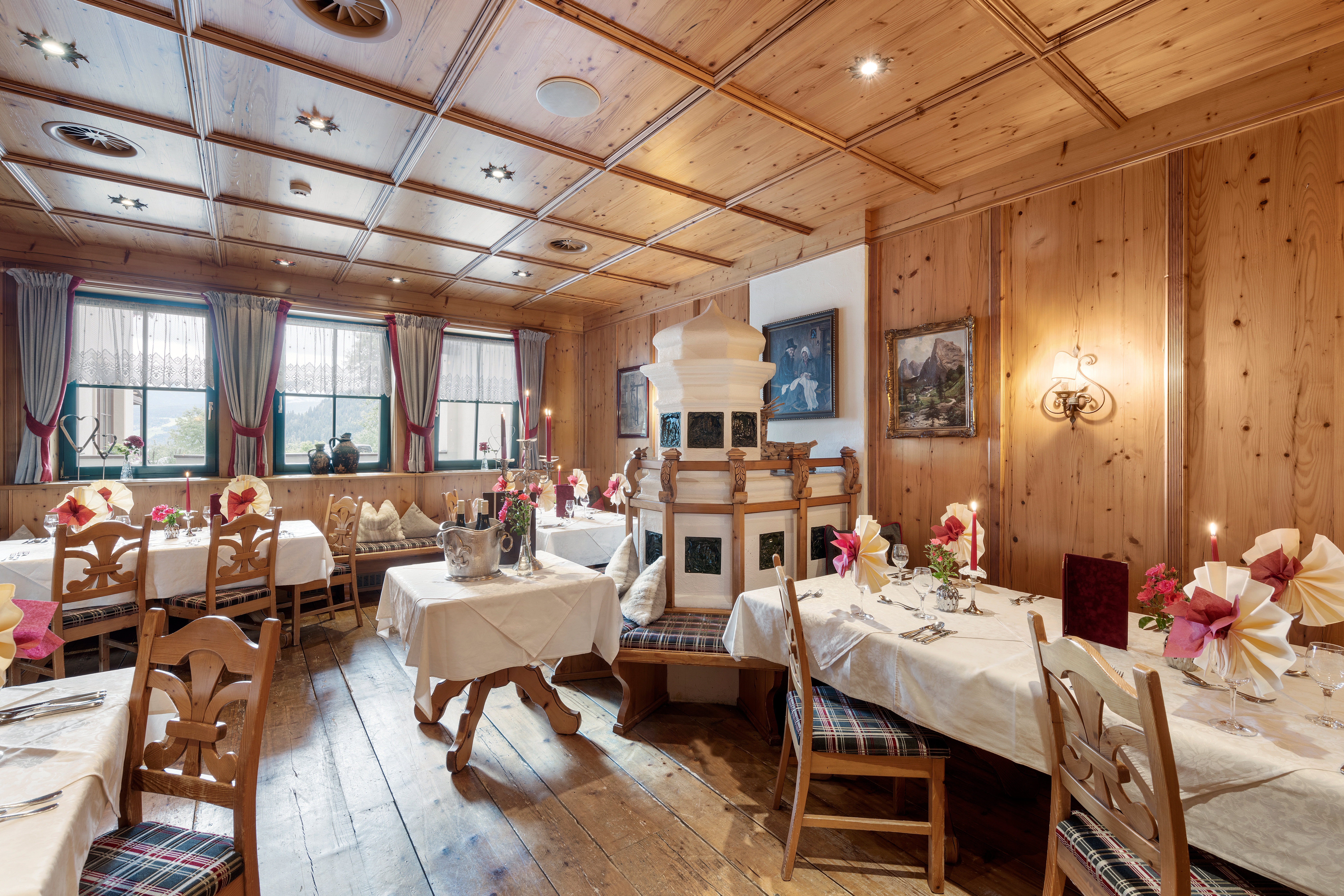 Frühstückspension: Bei Ihrer Rückkehr erwartet Sie unsere Nachmittagsjause mit süßen Spezialitäten und herzhaften Köstlichkeiten. Stillen Sie Ihren Hunger auf die angenehmste Weise, mit freier Wahl und einem guten Gewissen! In unserer Küche verwenden wir nur die besten Lebensmittel aus der Region. Am Abend erwartet Sie die kulinarische Krönung des Tages: Unser mehrgängiges Wahlmenü hält alles für Sie bereit, was das Genießerherz begehrt! Wir verwöhnen Sie mit österreichischen Klassikern und internationalen Kreationen. Alles, was wir Ihnen in unserem Haus servieren, ist von höchster Qualität und bestem Geschmack. So geht Genuss im Landhaus Ager und Haupthaus Hotel AlpenSchlössl!  - Landhaus Ager