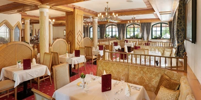 Pensionen - Parkplatz: kostenlos bei der Pension - Alpbach - Frühstücken soll man wie ein Kaiser, besagt ein altes Sprichwort. Deshalb tischen wir im Haupthaus Hotel AlpenSchlössl am Wilden Kaiser wahrlich kaiserlich auf: Knuspriges Brot und Gebäck vom Bäcker, herrlich würziger Bergkäse und andere Käsespezialitäten aus der Region, hausgemachte Marmeladen und Aufstriche, frisch aufgebrühte Kaffeekreationen, die Ihnen das Herz erwärmen und vieles mehr. An Sonn- und Feiertagen erweitern wir unser Frühstücksbuffet zum Gourmetfrühstück mit Lachs und Prosecco. Immer ist das Frühstück im Haupthaus Hotel AlpenSchlössl von höchster Qualität. Sie dürfen das Beste aus der Region erwarten und sich an unserem reich gedeckten Frühstückstisch bedienen. - Landhaus Ager