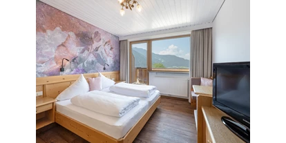 Pensionen - Parkplatz: kostenlos bei der Pension - Alpbach - Im Landhaus erwarten Sie Doppelzimmer (ca. 20m²) im Landhaus Stil, Südseite, Sitzecke, DU/WC, kuschelige Bademäntel, Schlössltasche mit Saunatücher, Haarfön, Telefon, kostenfreies WLAN, SAT-TV, Fernsehprogramm, Radio, Safe, Balkon, kostenloser Parkplatz (im Freien)! Freie Benützung unseres Wellnessbereiches mit Hallenbad, Sauna, Dampfbad, Infrarotkabine, Ruheraum, Freibad im Schlösslgarten (Sommer). Einen besonderen Komfort bietet der unterirdische Verbindungsgang zwischen Landhaus und AlpenSchlössl. - Landhaus Ager