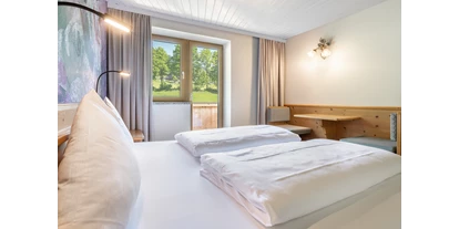 Pensionen - Parkplatz: kostenlos bei der Pension - Alpbach - Im Landhaus erwarten Sie Doppelzimmer (ca. 20m²) im Landhaus Stil, nordseitig, Sitzecke, DU/WC, kuschelige Bademäntel, Schlössltasche mit Saunatücher, Haarfön, Telefon, kostenfreies WLAN, SAT-TV, Fernsehprogramm, Radio, Safe, Balkon, kostenloser Parkplatz (im Freien)! Freie Benützung unseres Wellnessbereiches mit Hallenbad, Sauna, Dampfbad, Infrarotkabine, Ruheraum, Freibad im Schlösslgarten (Sommer). Einen besonderen Komfort bietet der unterirdische Verbindungsgang zwischen Landhaus Ager und Hotel AlpenSchlössl. - Landhaus Ager