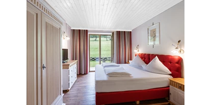 Pensionen - Parkplatz: kostenlos bei der Pension - Alpbach - Im Landhaus erwarten Sie Doppelzimmer mit Boxspringbett (ca. 18m²) im Landhaus Stil, nordseitig, DU/WC, kuschelige Bademäntel, Schlössltasche mit Saunatücher, Haarfön, Telefon, kostenfreies WLAN, SAT-TV, Fernsehprogramm, Radio, Safe, Balkon, kostenloser Parkplatz (im Freien)! Freie Benützung unseres Wellnessbereiches mit Hallenbad, Sauna, Dampfbad, Infrarotkabine, Ruheraum, Freibad im Schlösslgarten (Sommer). Einen besonderen Komfort bietet der unterirdische Verbindungsgang zwischen Landhaus Ager und Hotel AlpenSchlössl. - Landhaus Ager