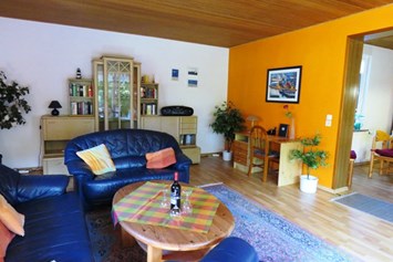 Frühstückspension: Wohnzimmer - Ferienwohnung Kutscherhuus mit Sauna in Ostfriesland