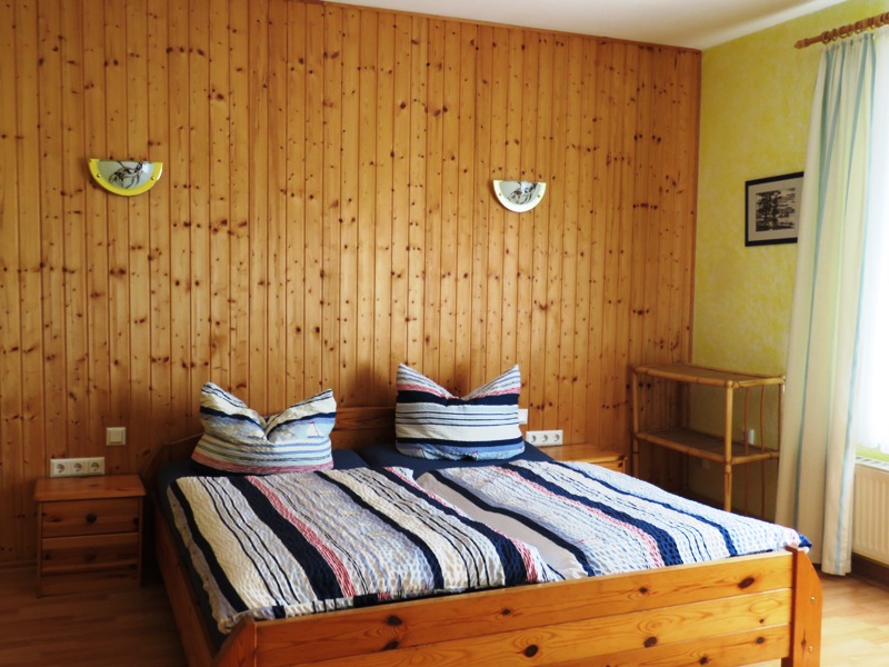 Frühstückspension: Schlafzimmer I mit 3 Betten - Ferienwohnung Kutscherhuus mit Sauna in Ostfriesland