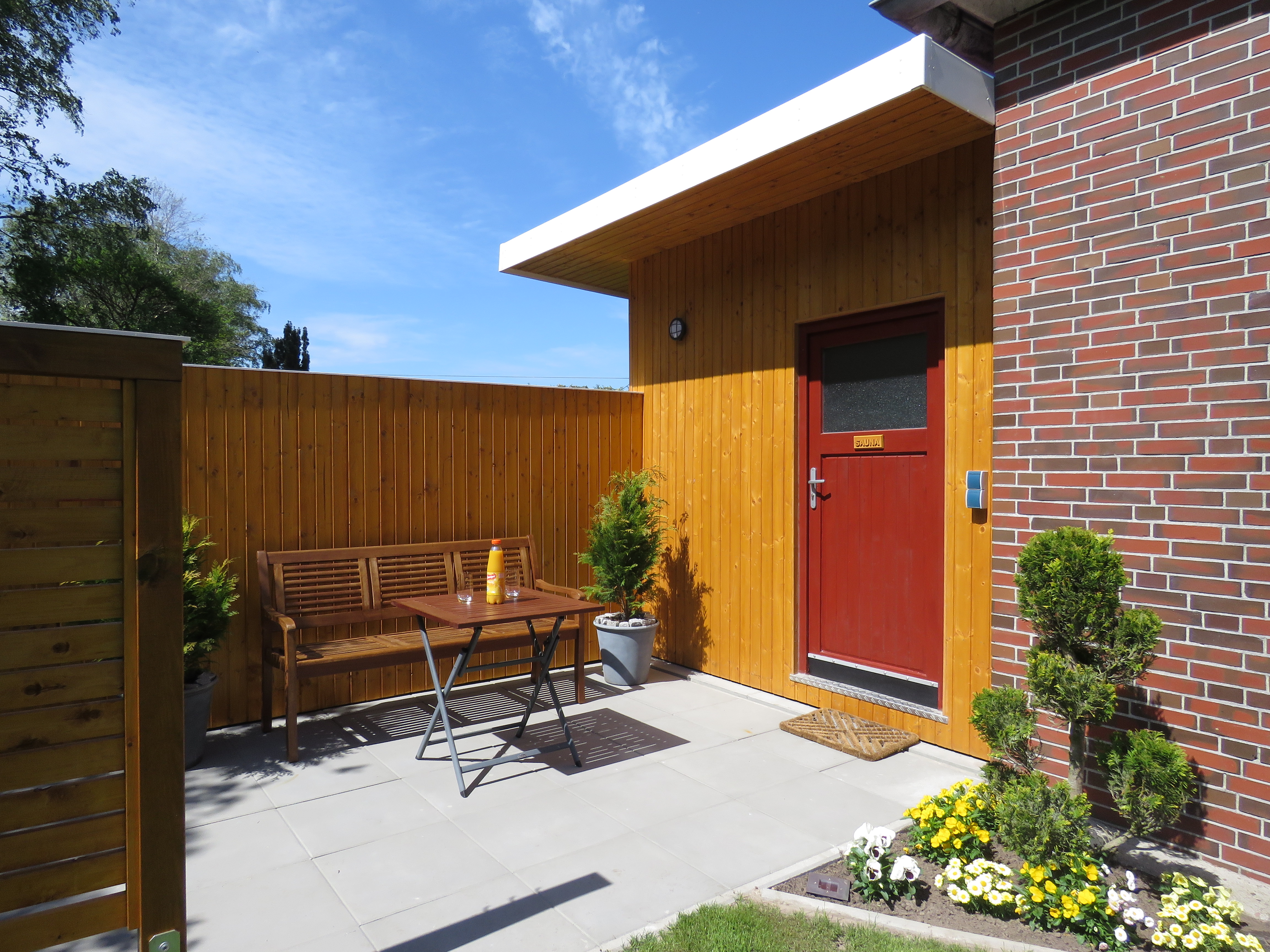 Frühstückspension: Neue Sauna-Terrasse - Ferienwohnung Kutscherhuus mit Sauna in Ostfriesland