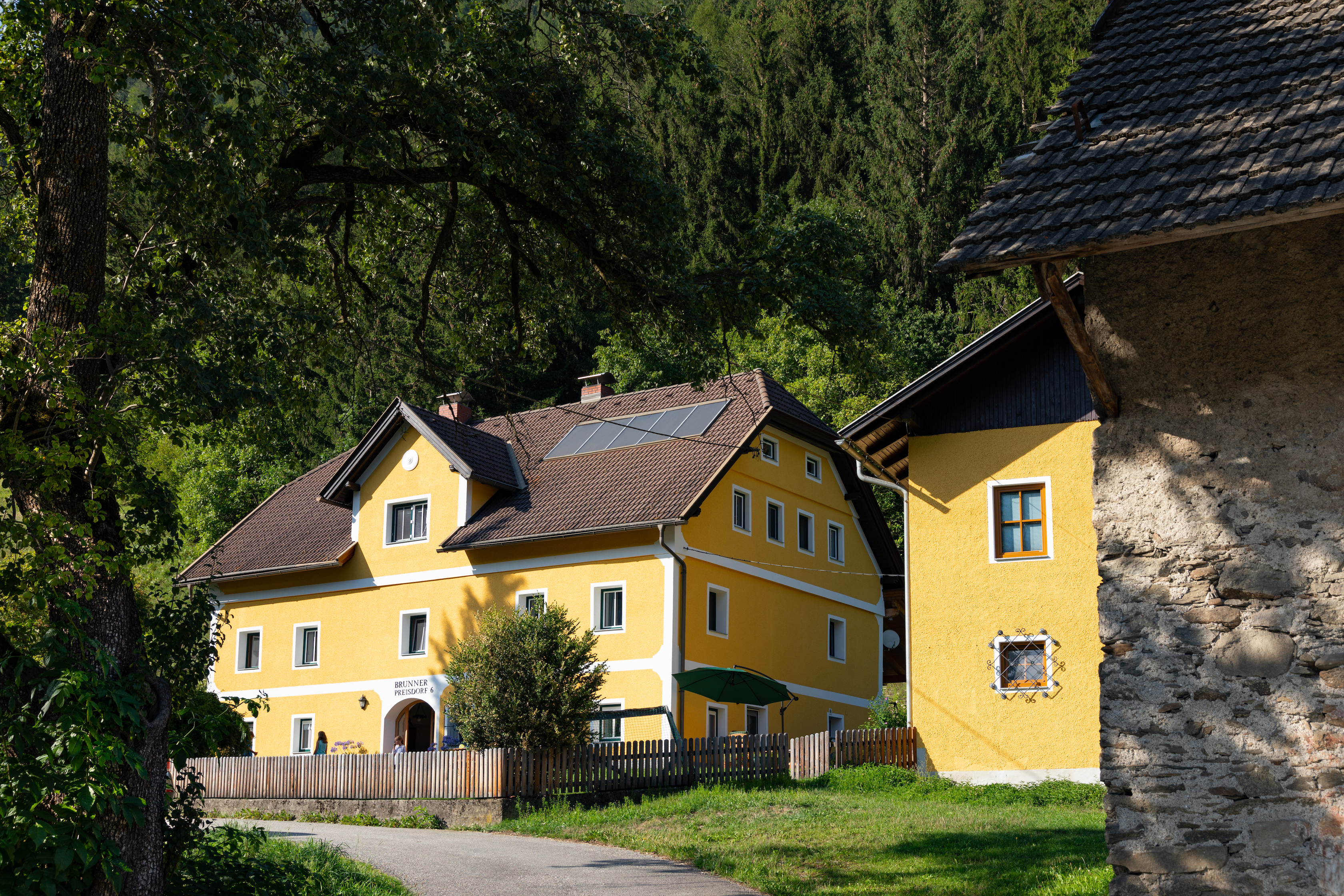 Pensionen - Garten - Hohe Tauern - Haupthaus mit Nebenhaus - Haus Brunner - Ferienwohnung im Hühnerhotel