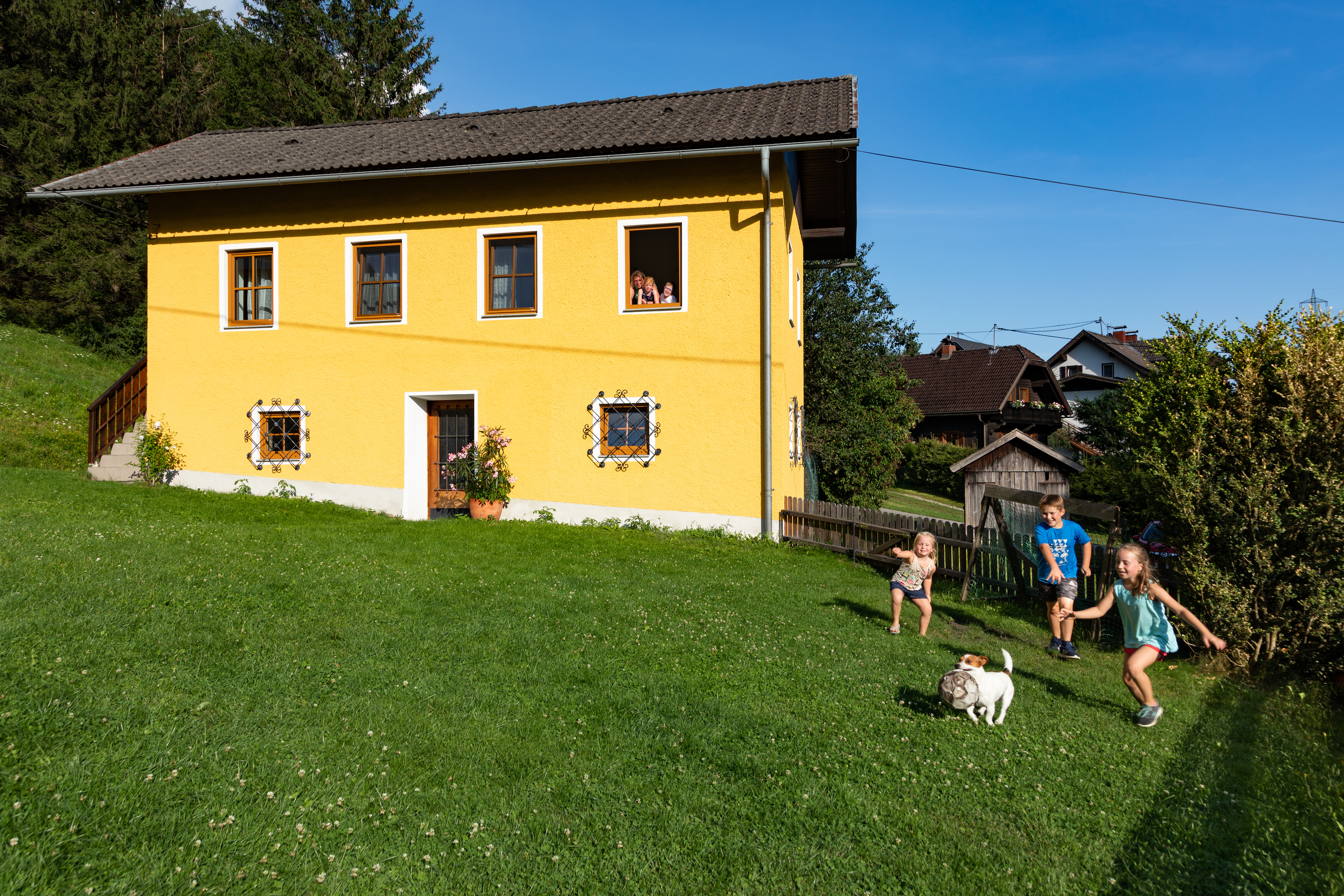 Pensionen - Garten - Hohe Tauern - Spielende Kinder mit Chicco - Haus Brunner - Ferienwohnung im Hühnerhotel