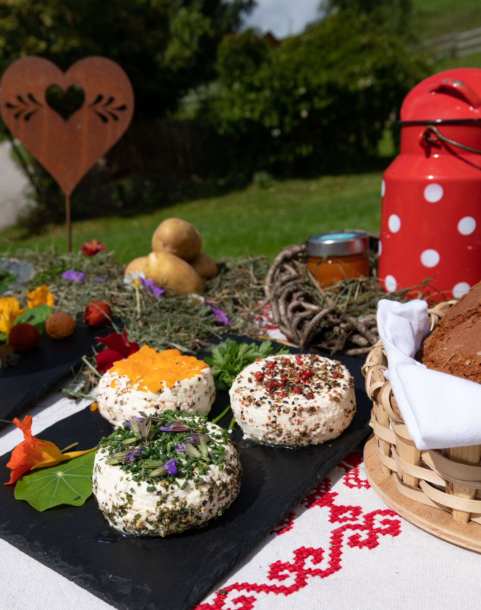Pensionen - Garten - Hohe Tauern - Hofeigene Produkte - Haus Brunner - Ferienwohnung im Hühnerhotel