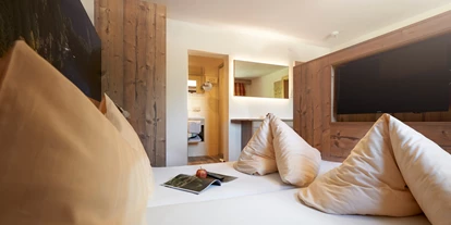 Pensionen - WLAN - Ötztal - In unseren liebevoll eingerichteten Zimmern schaffen feines Zirbenholz und ein gemütlicher Landhausstil eine echte Wohlfühlatmosphäre. - Hotel Jägerhof