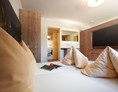 Frühstückspension: In unseren liebevoll eingerichteten Zimmern schaffen feines Zirbenholz und ein gemütlicher Landhausstil eine echte Wohlfühlatmosphäre. - Hotel Jägerhof