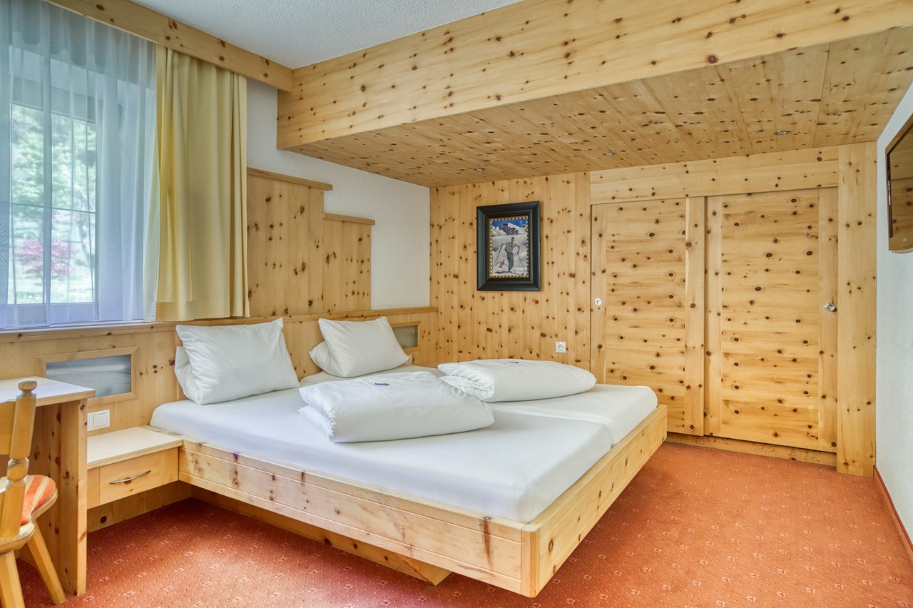 Hotel Jägerhof Zimmerkategorien Zirbensuite "Alpenstolz"