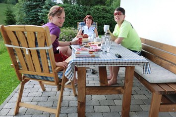 Frühstückspension: Entspannen auf der Terrasse - Haus Eva Portenkirchner