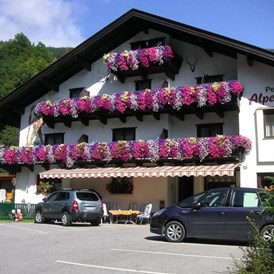 Frühstückspension: Frontansicht der Pension Alpenrose ***
Zell am See im Sommer  - Pension Alpenrose