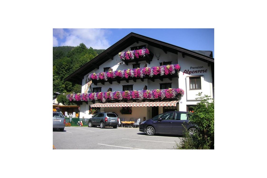 Frühstückspension: Frontansicht der Pension Alpenrose ***
Zell am See im Sommer  - Pension Alpenrose