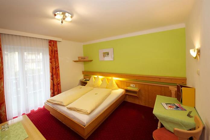 Pensionen - Frühstück: Frühstücksbuffet - Lofer - Doppelzimmer mit DuscheWC, Föhn,  Telefon, Radio, Sat-TV, W-Lan und Balkon  - Pension Alpenrose