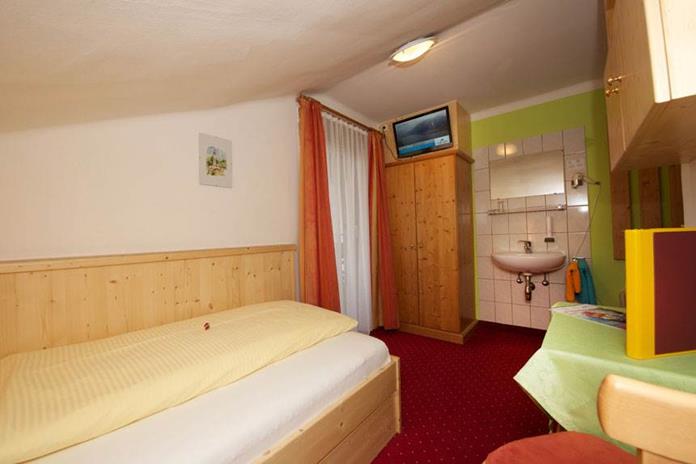 Frühstückspension: Einzelzimmer mit Waschbecken und Föhn, DuscheWC ist auf der Etage,Telefon, Radio, Sat-TV, W-Lan und Balkon  - Pension Alpenrose