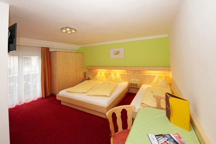 Frühstückspension: Dreibettzimmer mit DuscheWC, Föhn,Telefon, Radio, Sat-TV, W-Lan und Balkon  - Pension Alpenrose