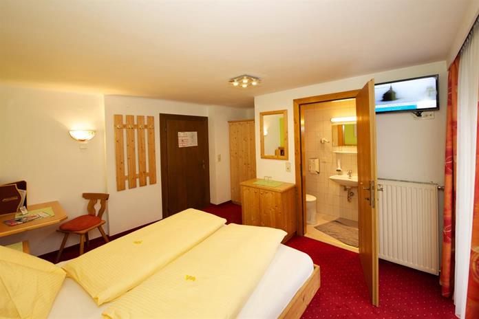 Frühstückspension: Doppelzimmer mit DuscheWC, Föhn,Telefon, Radio, Sat-TV, W-Lan und Balkon  - Pension Alpenrose