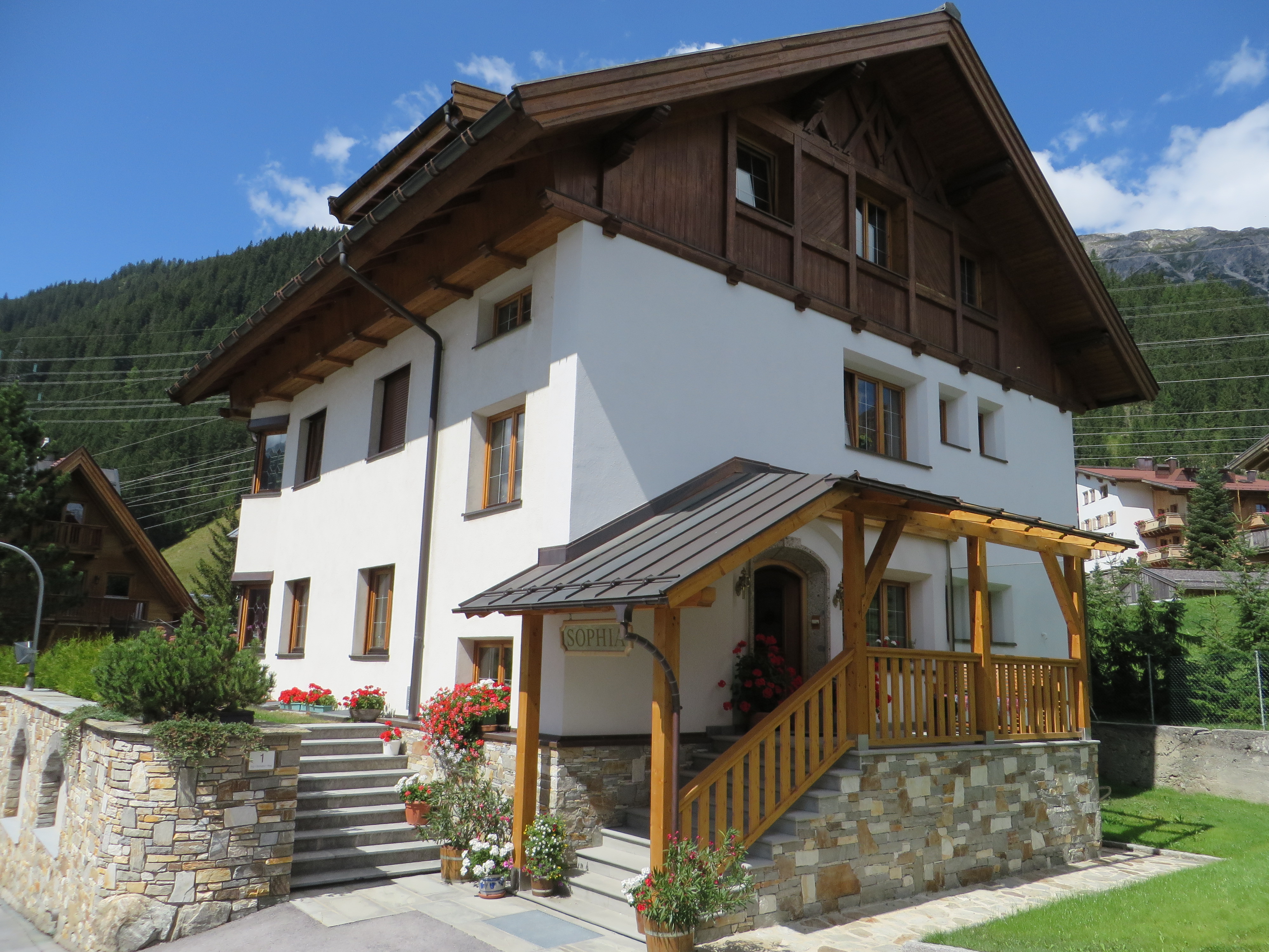 Frühstückspension: Eingang - Straße - Apartmen  -  Arlberg - Sophia