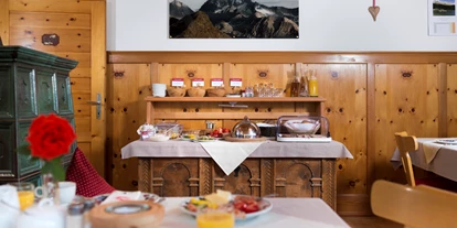 Pensionen - Frühstück: Frühstücksbuffet - Osttirol - Beginnen Sie den Tag mit unserem herzhaften Osttiroler Frühstück
 
Die Liebe zu unserer Region ist im Haus Veidlis auch kulinarisch zu spüren. Am reich gedeckten Frühstücksbuffet finden Sie regionale Produkte wie Käse, Speck, Würstel, Marmeladen, Honig, Brot und Kuchen – einige davon sind sogar hausgemacht. - Haus Veidlis