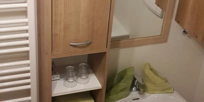 Pensionen - Parkplatz: kostenlos bei der Pension - Leogang - Familienzimmer "1"...Badezimmer mit WC + Badewanne... - Haus Heidi