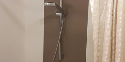 Pensionen - Parkplatz: kostenlos bei der Pension - Leogang - Familienzimmer "1"...Badezimmer mit WC + Badewanne... - Haus Heidi