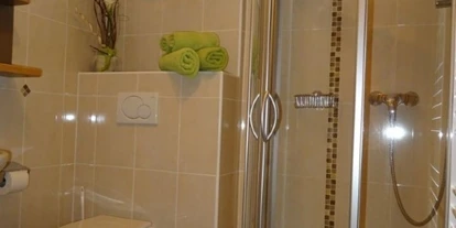 Pensionen - Parkplatz: kostenlos bei der Pension - Leogang - Familienzimmer"3"...Badezimmer mit Dusche + WC... - Haus Heidi