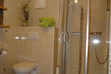 Frühstückspension: Familienzimmer"3"...Badezimmer mit Dusche + WC... - Haus Heidi