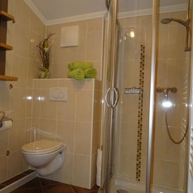 Frühstückspension: Familienzimmer"3"...Badezimmer mit Dusche + WC... - Haus Heidi