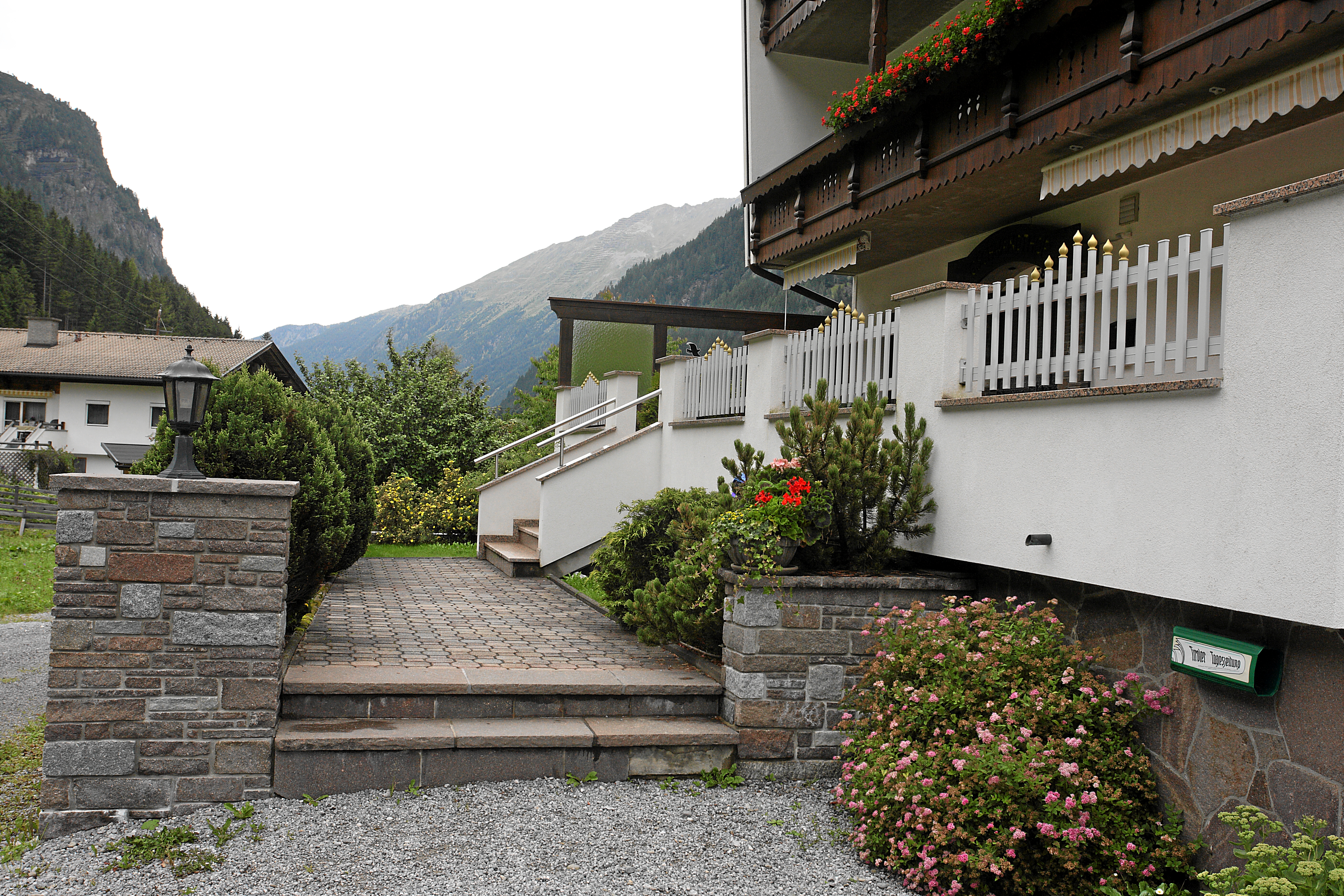 Pensionen - Balkon - Jerzens - Eingang - Apart Gschwandthof