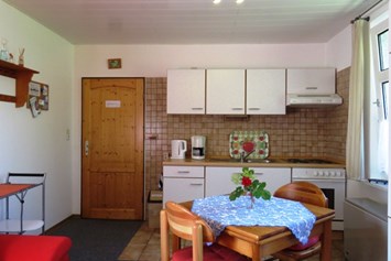 Frühstückspension: Küchenzeile im Wohnzimmer - Ferienhaus Mariechen an der Nordseeküste