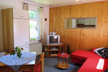 Frühstückspension: Wohnzimmer mit einer Küchenzeile - Ferienhaus Mariechen an der Nordseeküste