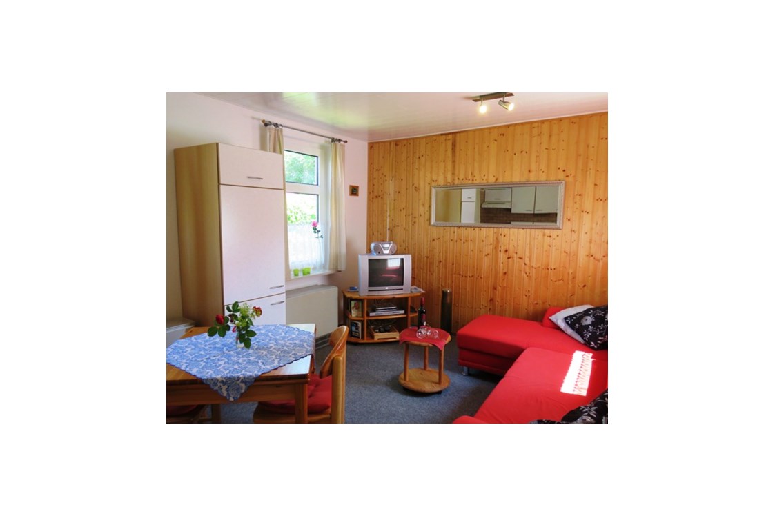 Frühstückspension: Wohnzimmer mit einer Küchenzeile - Ferienhaus Mariechen an der Nordseeküste