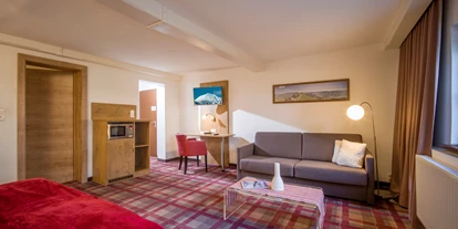 Pensionen - Parkplatz: kostenlos bei der Pension - Alpbach - Studiozimmer (Bergseite) mit Doppelbett und Ausziehcouch (max. 3 Erwachsene oder 2 Erwachsene + 2 Kinder), Couchtisch, Mikrowelle und kleiner Kühlschrank, Wasserkocher, Vorraum mit Garderobe, Badezimmer mit Regendusche, WC, Handtuchtrockner, Fön - Haus Lukas