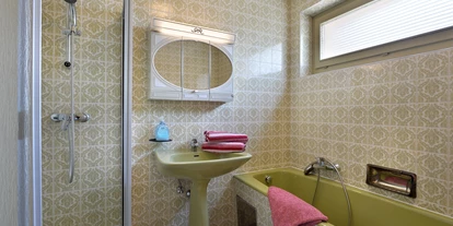 Pensionen - Parkplatz: kostenlos bei der Pension - Alpbach - Badezimmer Appartement mit Dusche/Badewanne - Haus Lukas