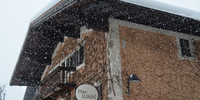 Pensionen - Parkplatz: kostenlos bei der Pension - Alpbach - Winteransicht  - Haus Lukas