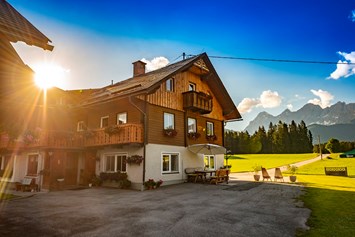 Frühstückspension: Der Fürsterhof mit Blick auf das Dachsteingebirge. - Fürsterhof Ramsau