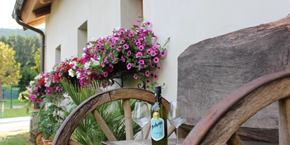 Pensionen - Restaurant - Rund ums Haus gemütliche Plätze zum Sitzen und genießen! - Tiefala´s Eck