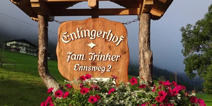 Pensionen - Parkplatz: kostenlos bei der Pension - Hallstatt - Wegweiser zum Entingerhof - Entingerhof
