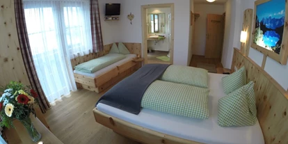 Pensionen - Parkplatz: kostenlos bei der Pension - Hallstatt - Dreibettzimmer mit Balkon und Badezimmer - Entingerhof