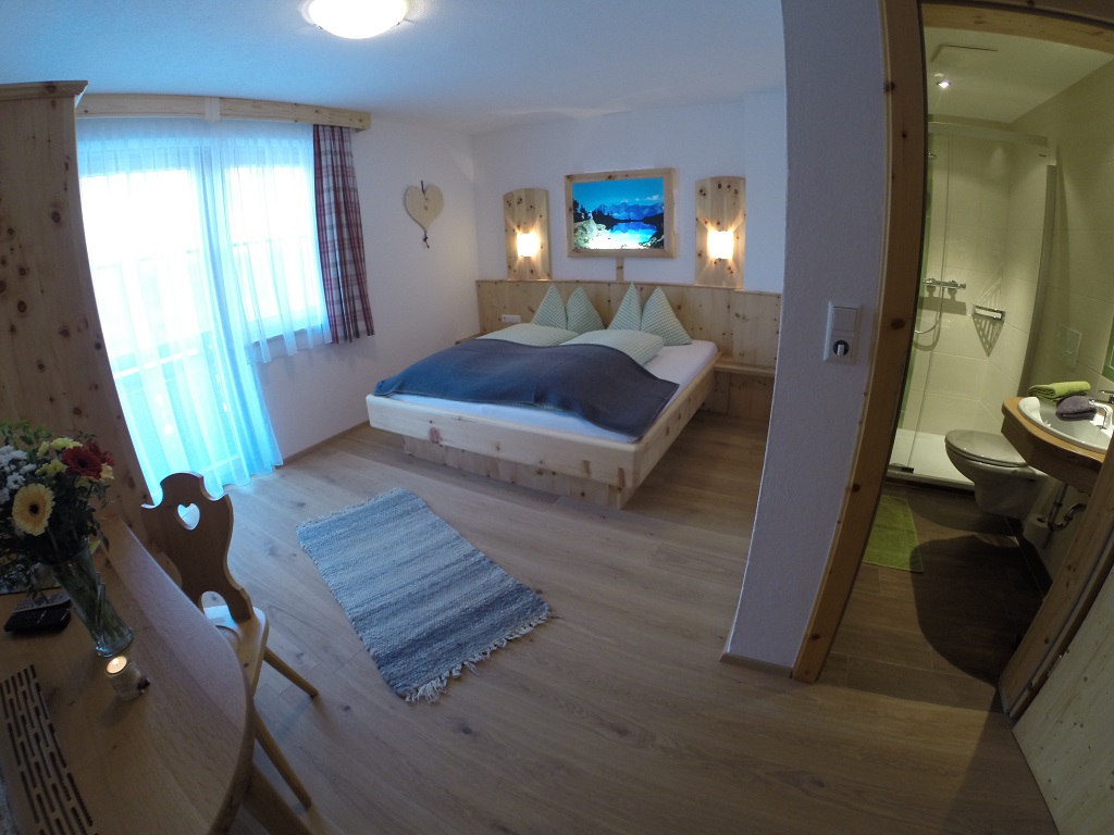 Frühstückspension: Doppelzimmer mit Badezimmer und Balkon - Entingerhof