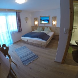 Frühstückspension: Doppelzimmer mit Badezimmer und Balkon - Entingerhof