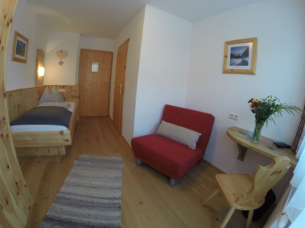 Frühstückspension: Einzelzimmer mit Badezimmer und Balkon - Entingerhof