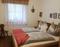 Frühstückspension: Eines von 2 Schlafzimmer des Apartments Rosskofel - Historischer Bauernhof Schabus