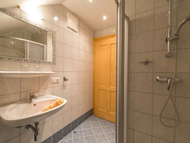 Frühstückspension: Badezimmer des Apartments Kornblume - Historischer Bauernhof Schabus