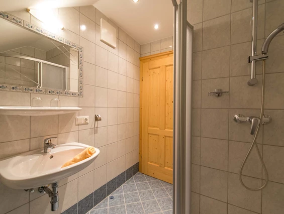 Frühstückspension: Badezimmer des Apartments Kornblume - Historischer Bauernhof Schabus