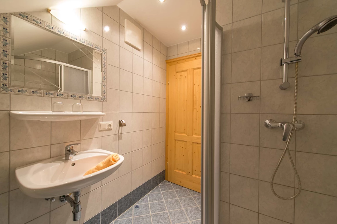 Frühstückspension: Badezimmer des Apartments Kornblume - Historischer Bauernhof Schabus