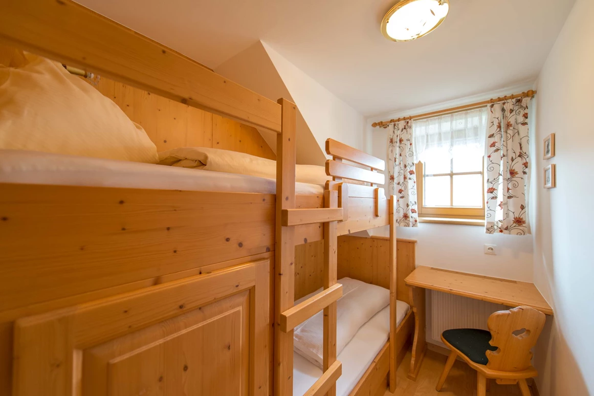 Frühstückspension: 2.Schlafzimmer des Apartments Kornblume - Historischer Bauernhof Schabus